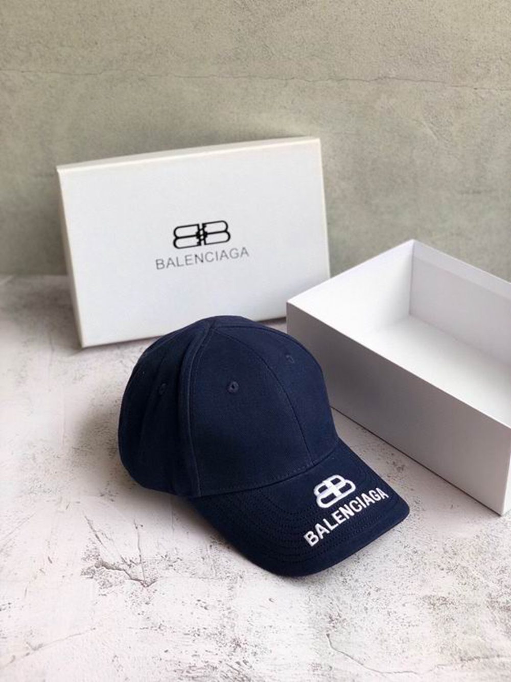 Ba*len*cia*ga hat